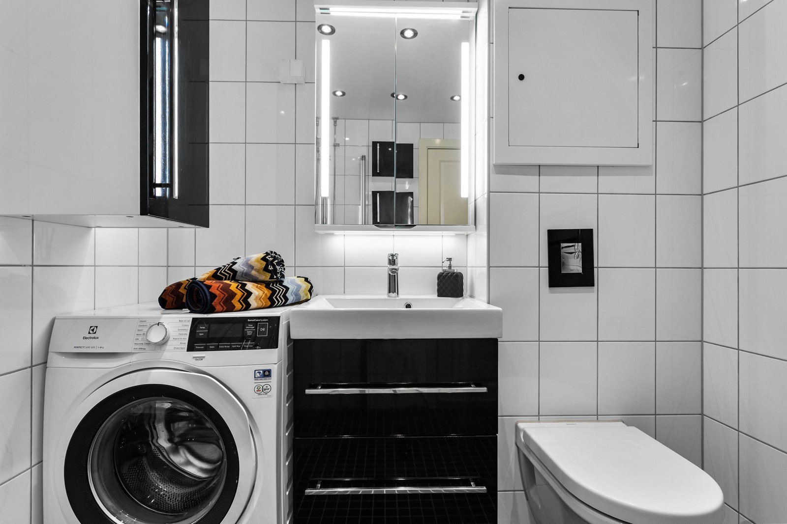 Badet har varmekabler, downlights, vegghengt toalett, servant med skuffer og speilskap med lys. Galleribilde