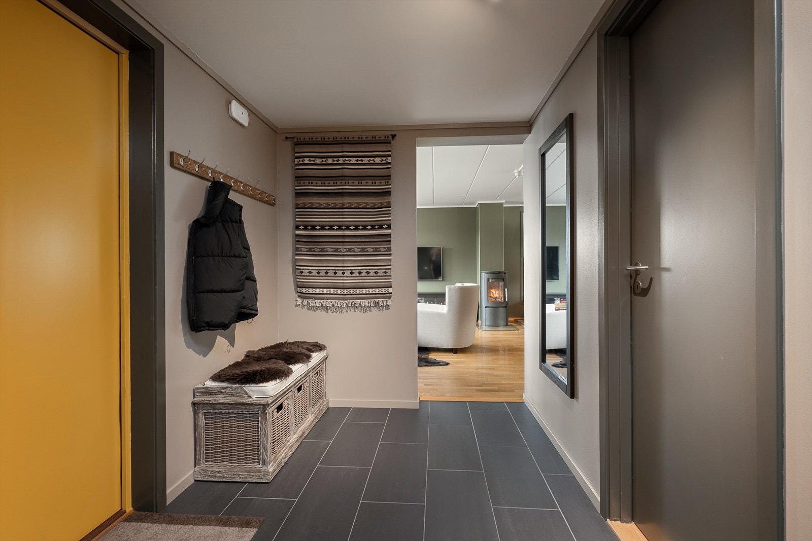 Leiligheten har en romslig og praktisk entré/gang, nymalt i 2018. Fliser på gulv med gulvvarme. Galleribilde