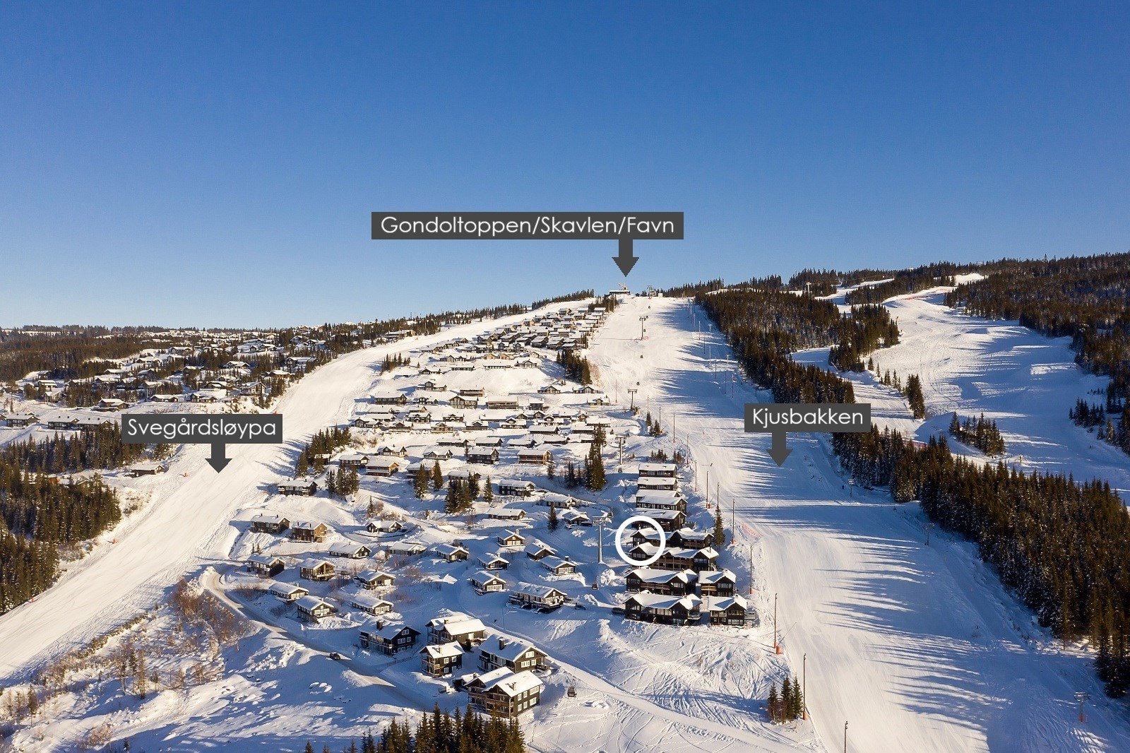 Leiligheten ligger "midt i smørøyet" i Hafjell Fjellandsby, ca. 610 moh. Galleribilde