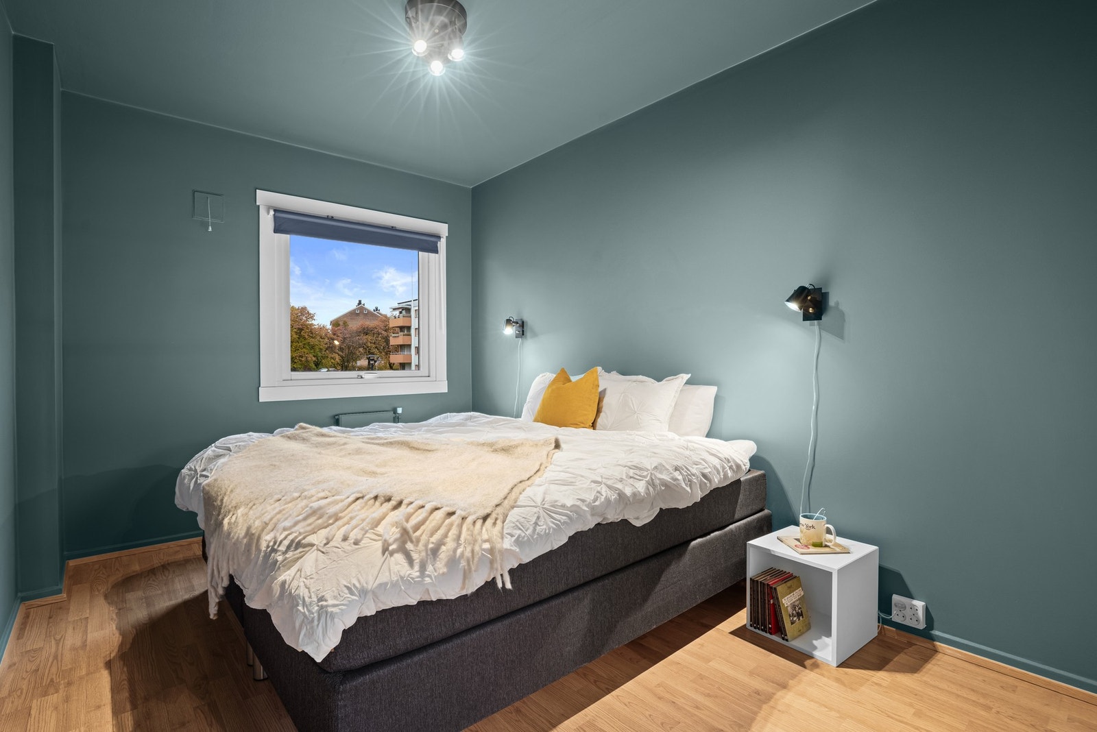 Hovedsoverommet har god størrelse og er utstyrt med en romslig skyvedørsgarderobe med vitrinedører, som gir effektiv oppbevaringsplass. Galleribilde