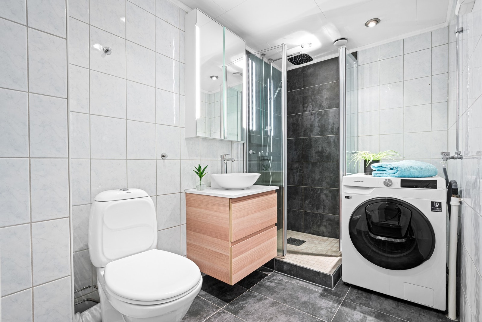 Badet er flislagt og har varmekabler i gulvet for ekstra komfort. Galleribilde