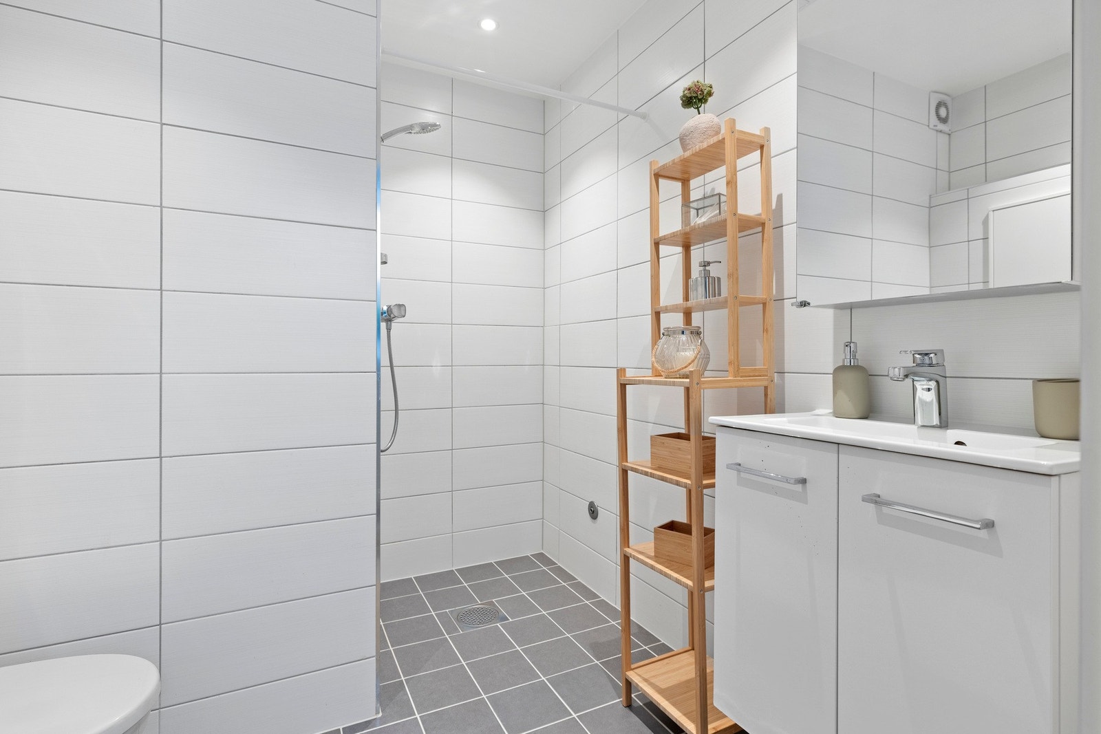 Også her er det enkelt å sette et mer tidsriktig preg med ny innredning, dusjvegger og armatur etter ønske. Galleribilde