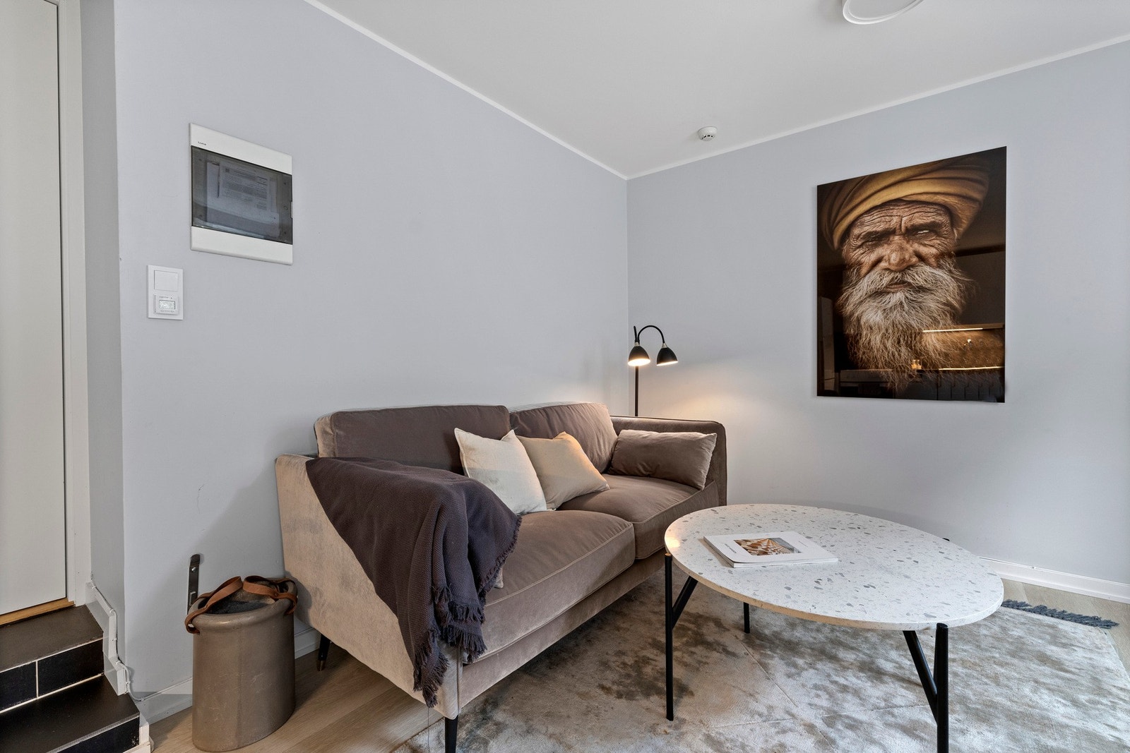 Moderne materialvalg og delikate fargetoner. Galleribilde