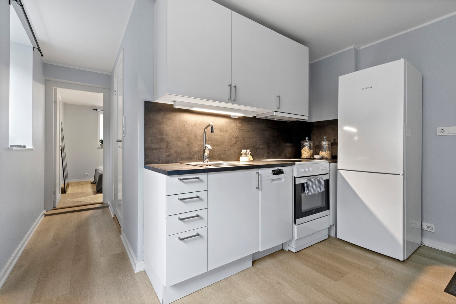 Tidløs innredning som også gjør det enkelt å sette sitt eget preg med f.eks nye håndtak om man ønsker ett oppgradert uttrykk. Galleribilde