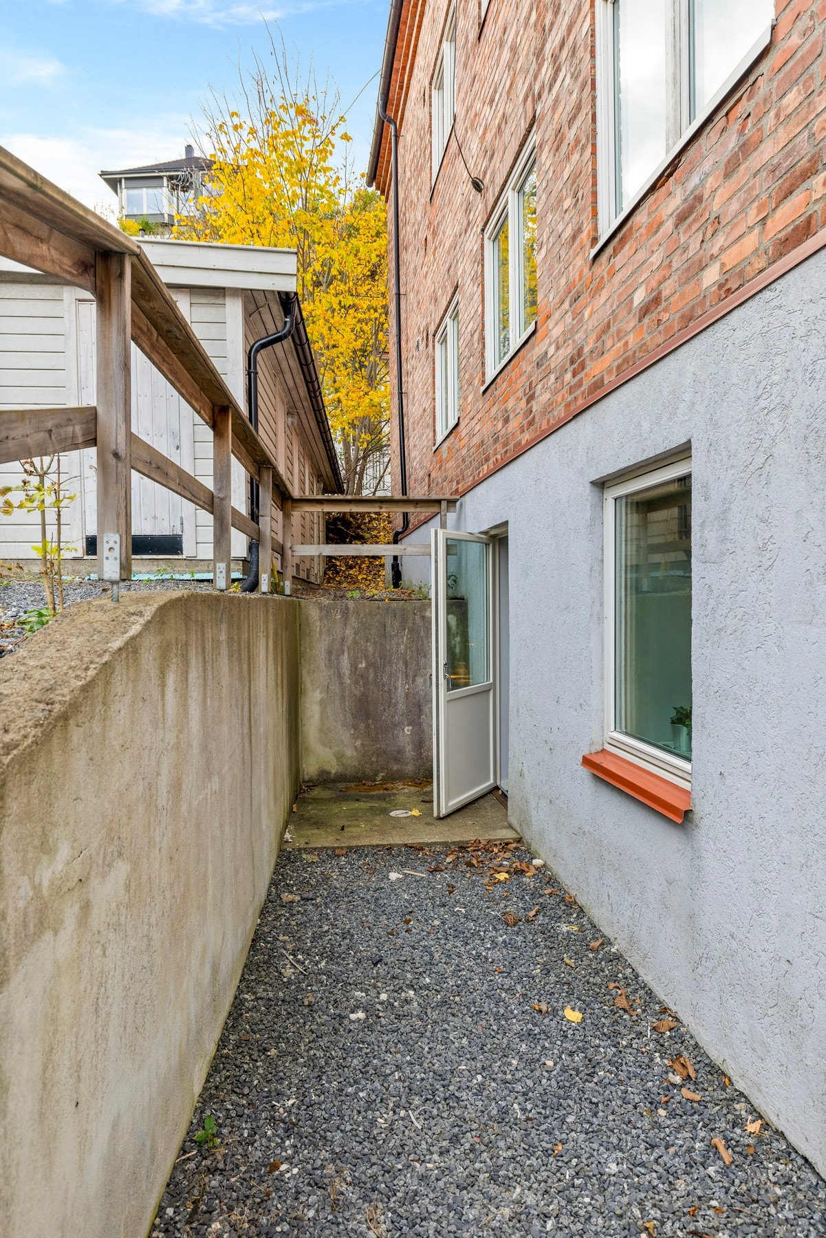 Luksus med egen inngang rett ut. Mulig å innrede med sittegruppe, bord e.l for å etablere en koselig uteplass. Arealet er per definisjon fellesareal. Galleribilde