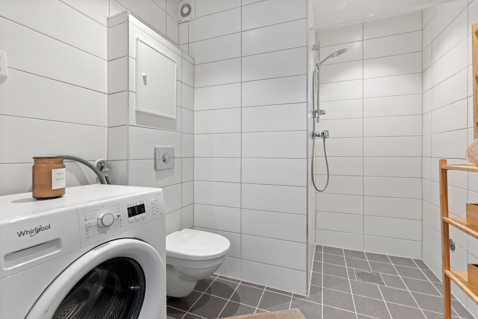 Pent og romslig flislagt baderom med behagelige varmekabler i gulv. Galleribilde