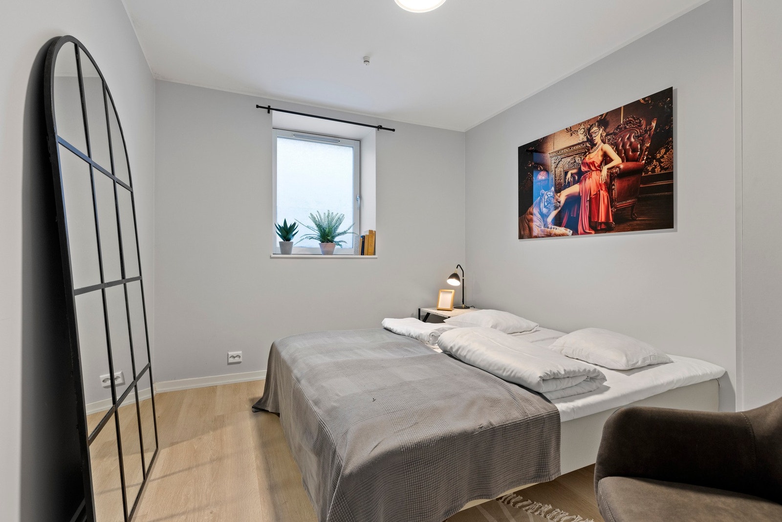 Romslig soverom med plass til sobbeltseng og nattbord på begge sider. Galleribilde