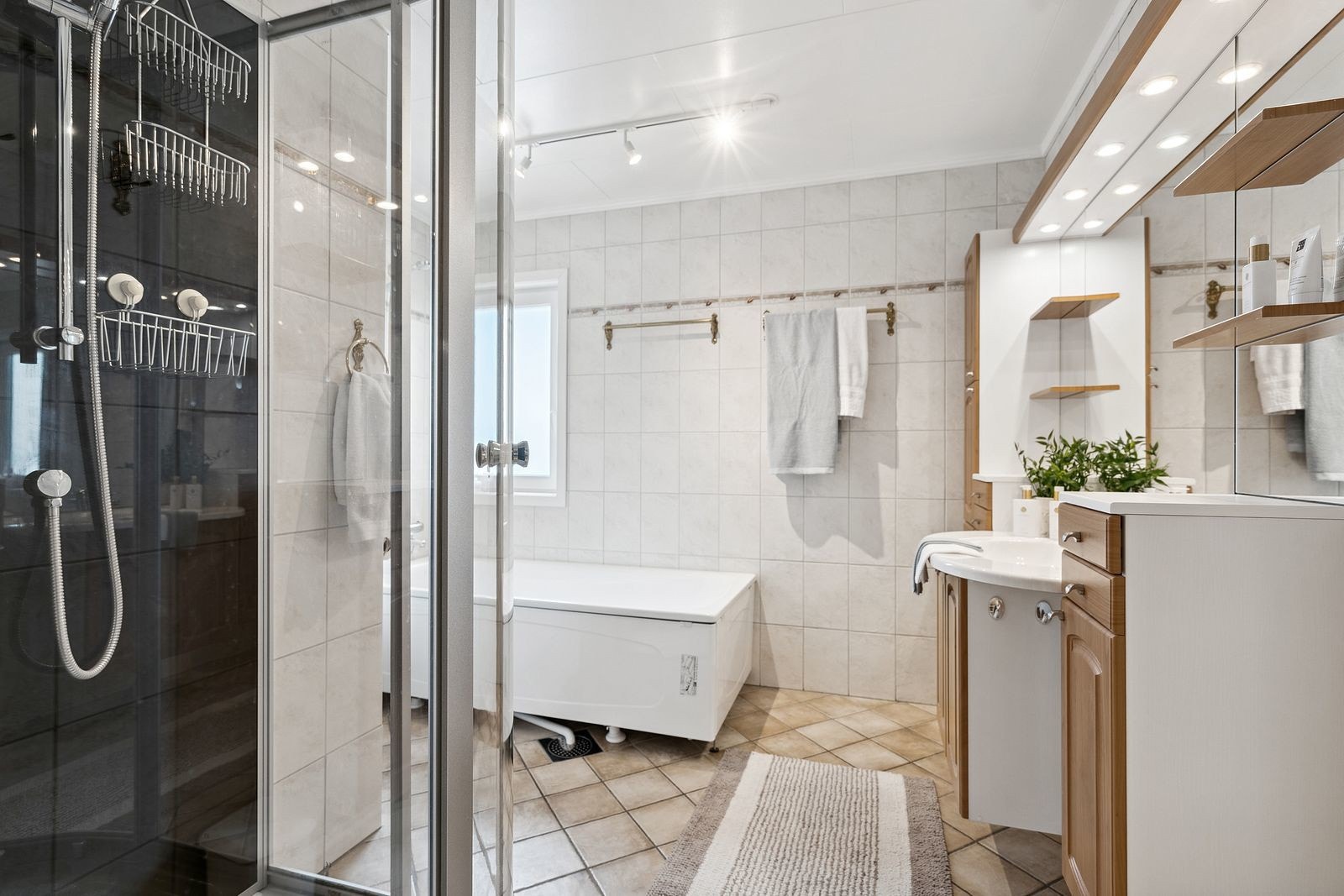 Lekkert bad med både dusj og badekar - Flisbagte vegger og gulv.