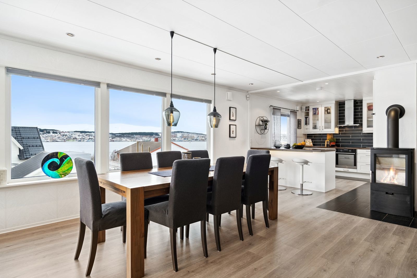 Boligen er innholdsrik og med 3 parkeringsplasser inkludert. .