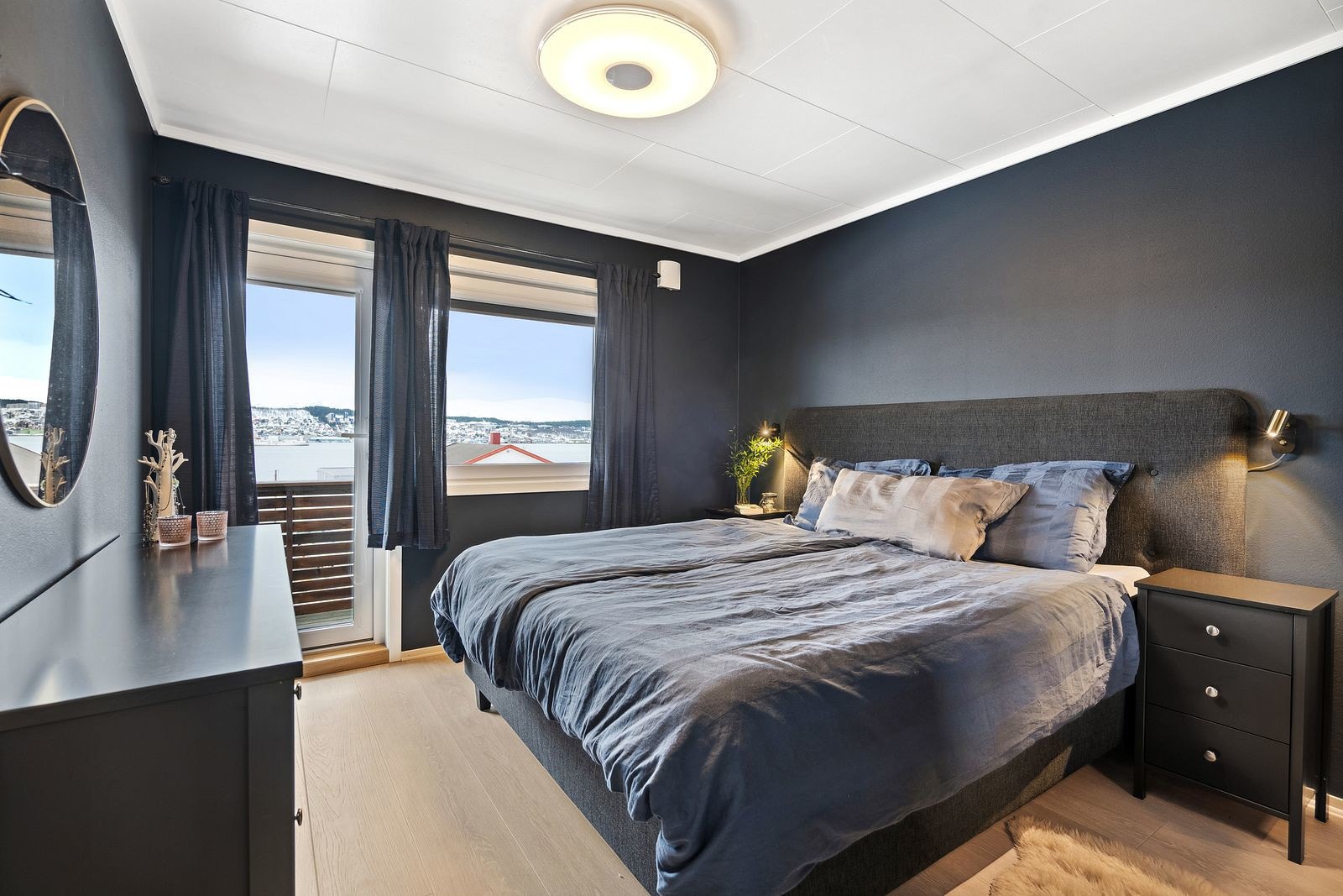 Hovedsoverom med utgang til balkong på framsiden av huset