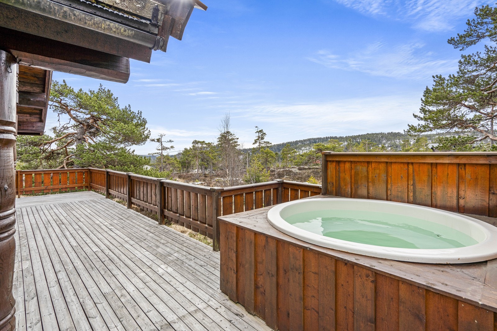 Nyt omgivelsene fra denne romslige terrassen med vedfyr badestamp, omgitt av vakker natur. Perfekt for avslapning! Galleribilde