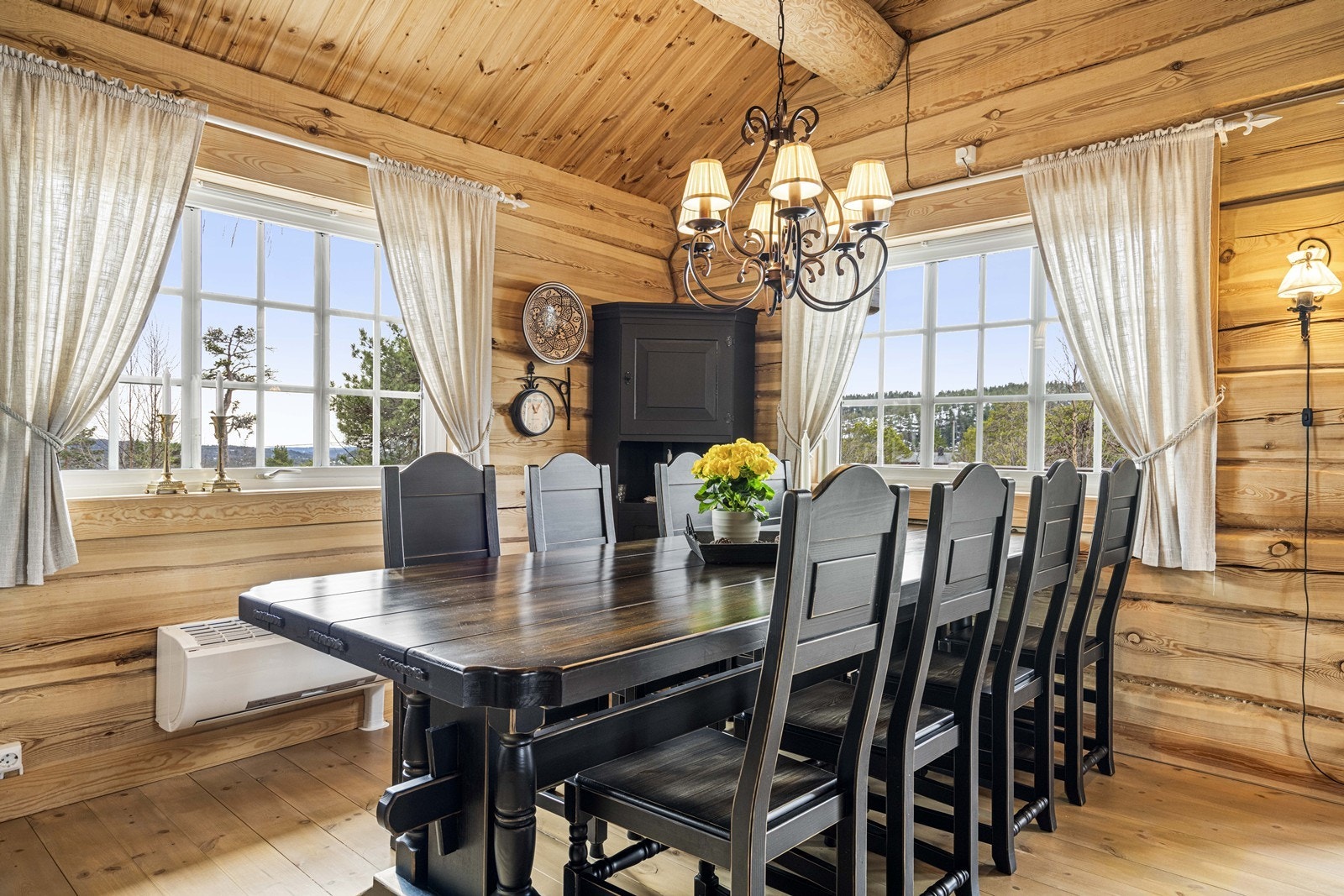 I tillegg til vedfyring er det installert varmepumpe Galleribilde