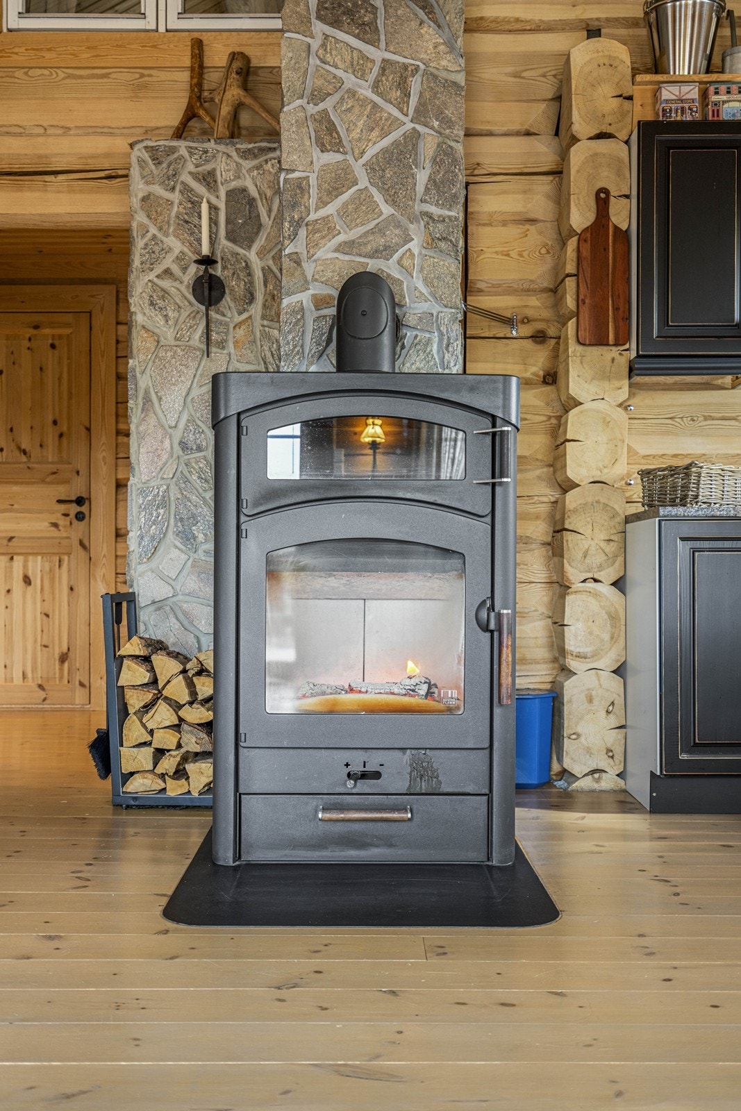 Peisovn i stue/kjøkken Galleribilde