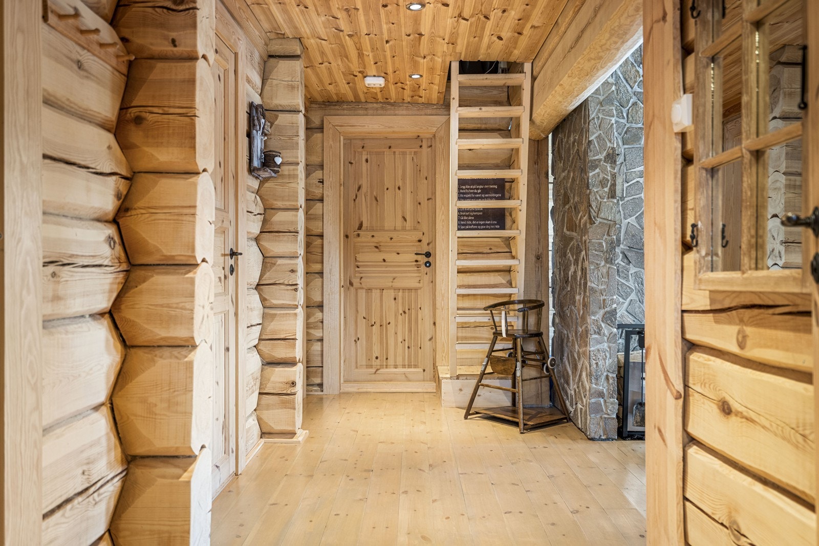 Trapp opp til hems fra gangen Galleribilde