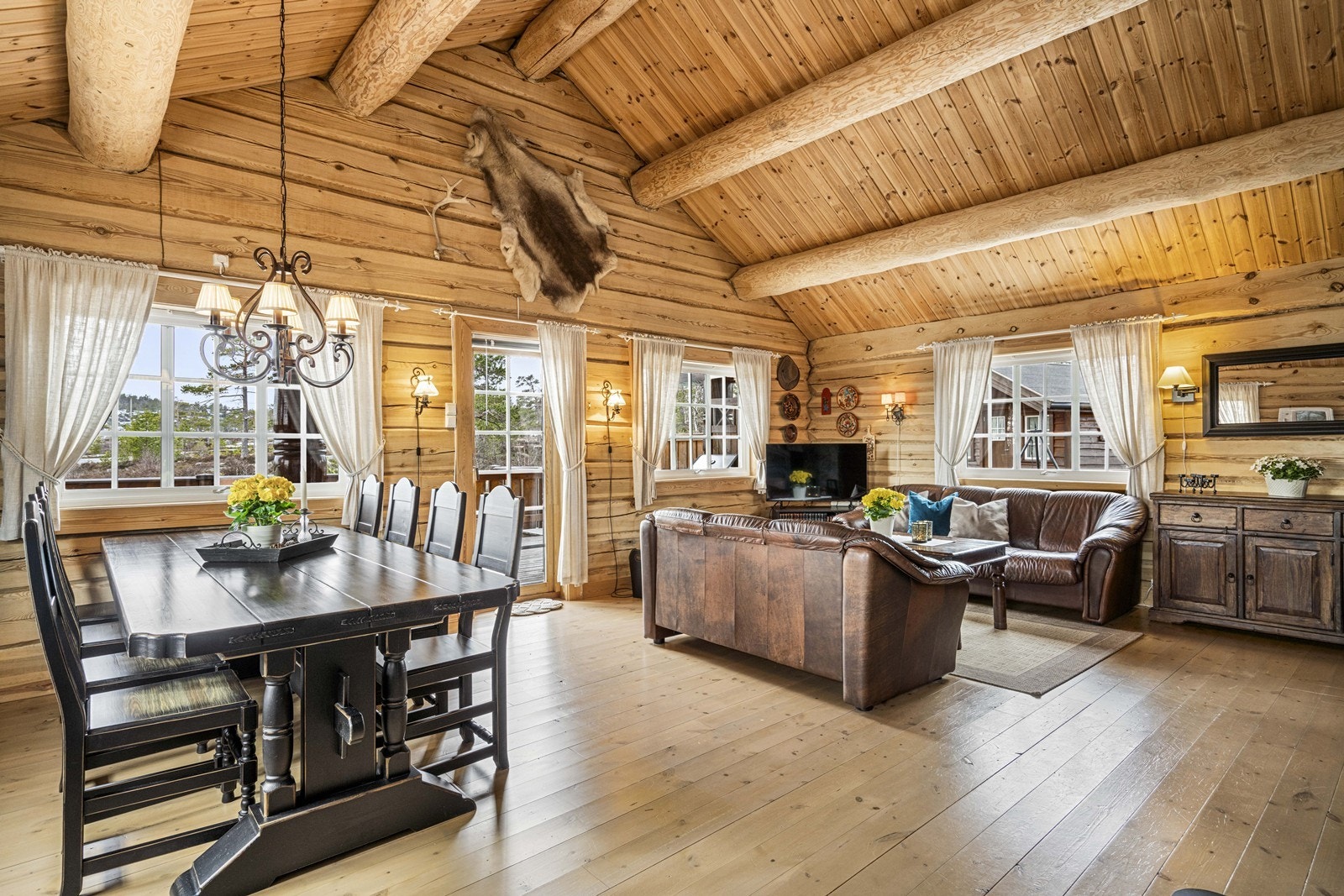 Koselig stue med åpen kjøkkenløsning Galleribilde