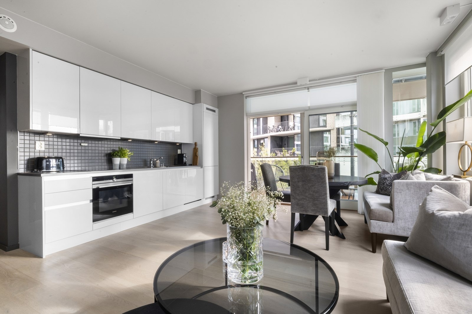 Åpen kjøkkenløsning mot stuen. Det er god plass til både salongmøblement og spisebord. Galleribilde