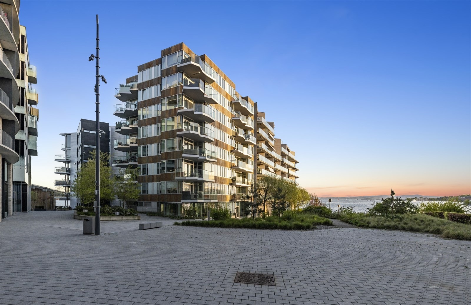 Fasaden i nydelig kveldslys. Galleribilde