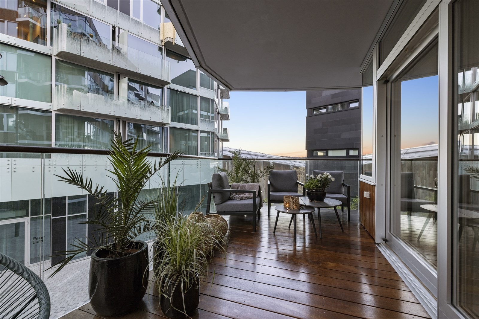 Kveldsstemning fra balkongen. Galleribilde