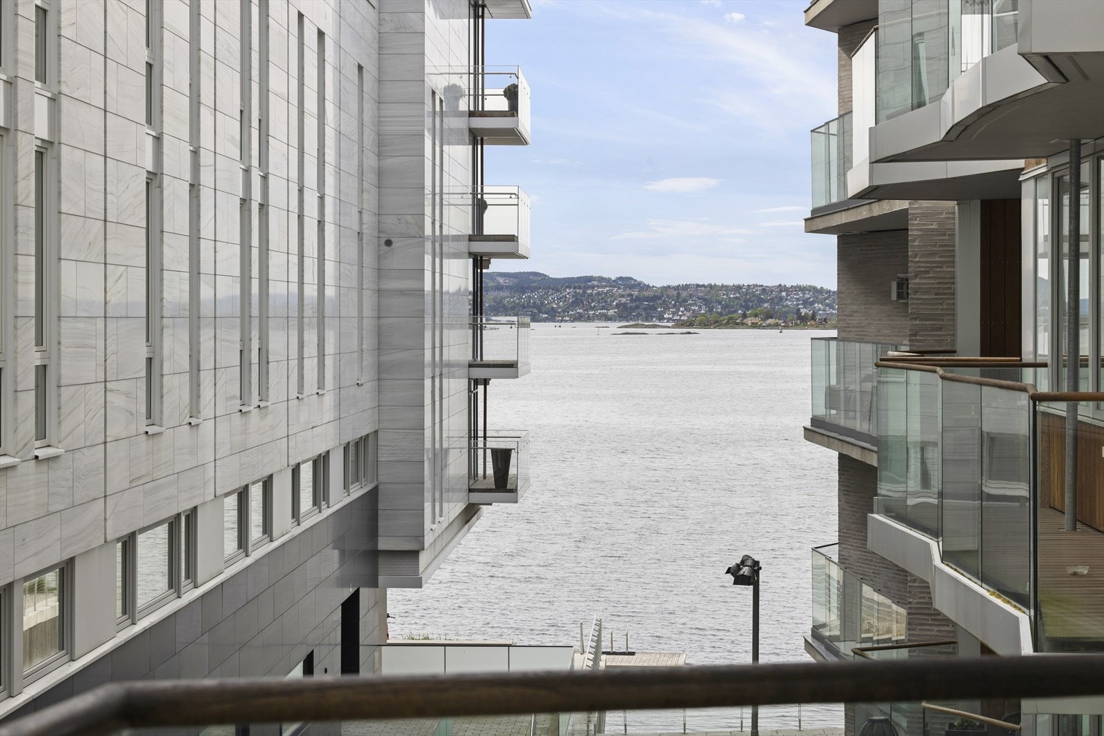 Fra balkongen er det flott utsikt mot sjøen og Nesodden. Galleribilde