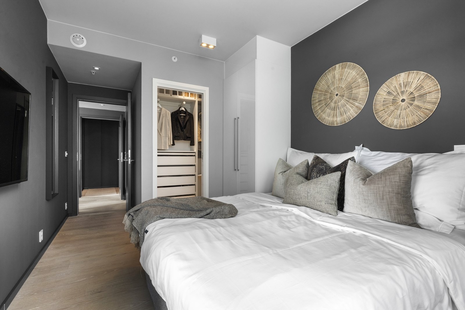 Delikat hovedsoverom med direkte adkomst til walk-in garderobe. Galleribilde