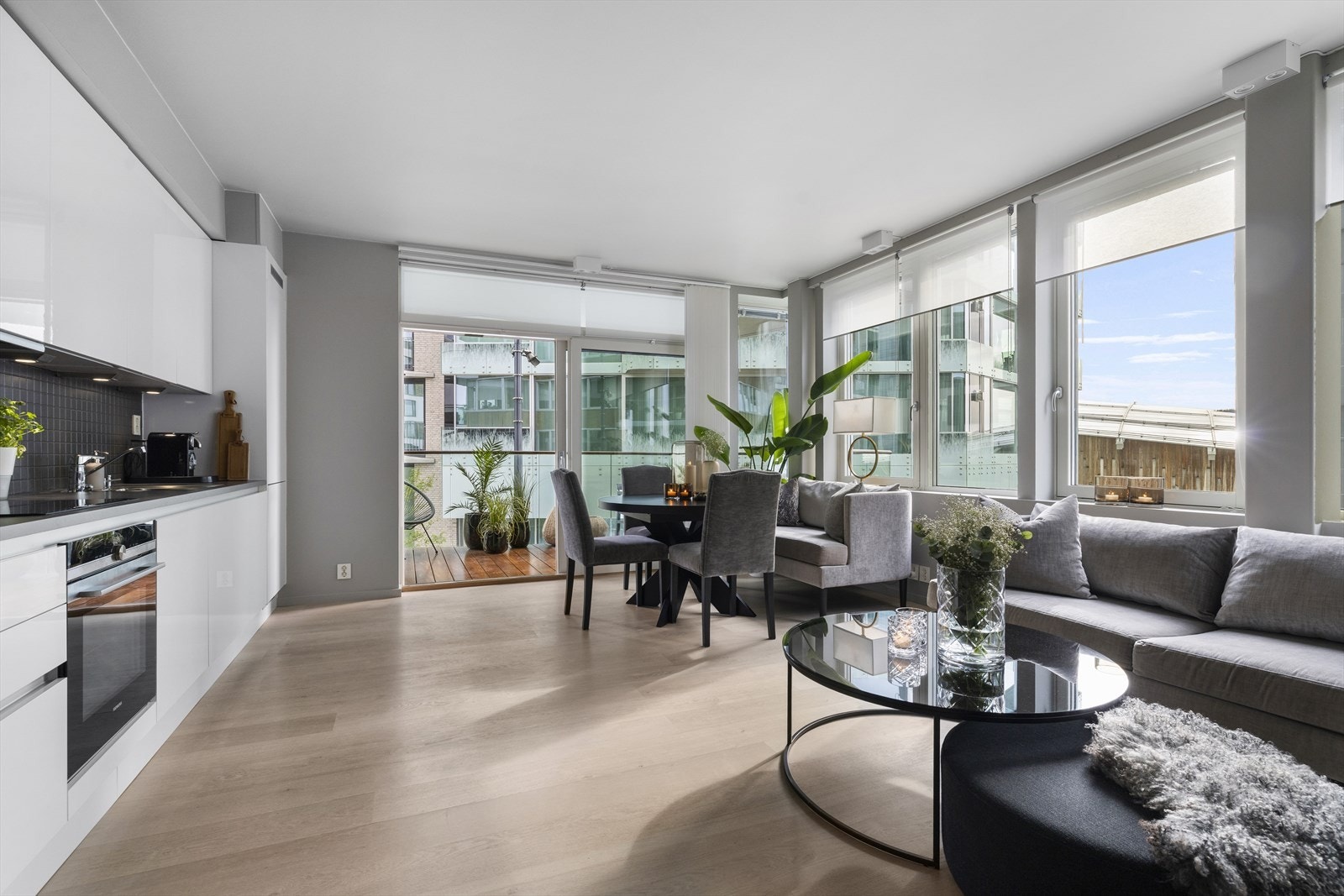 Svært lys stue med store vindusflater og utgang til meget hyggelig balkong. Galleribilde