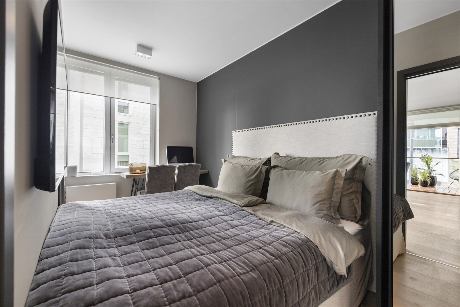 Soverom 2 har adkomst fra stuen. Her er det plass til seng på 180 cm. Galleribilde