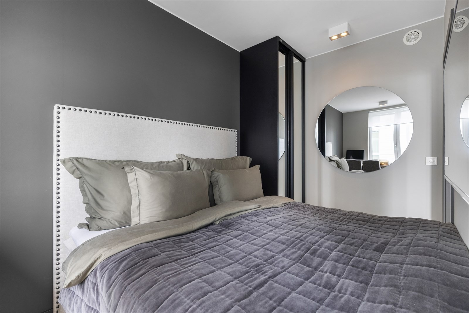 Plassbygget garderobeskap med speilfronter medfølger. Galleribilde