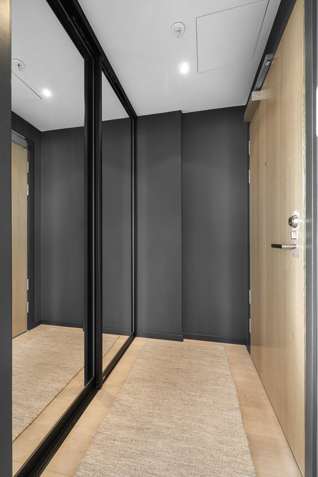 Velkommen inn! I entreen er det stor skyvedørsgarderobe med speilfronter. Galleribilde