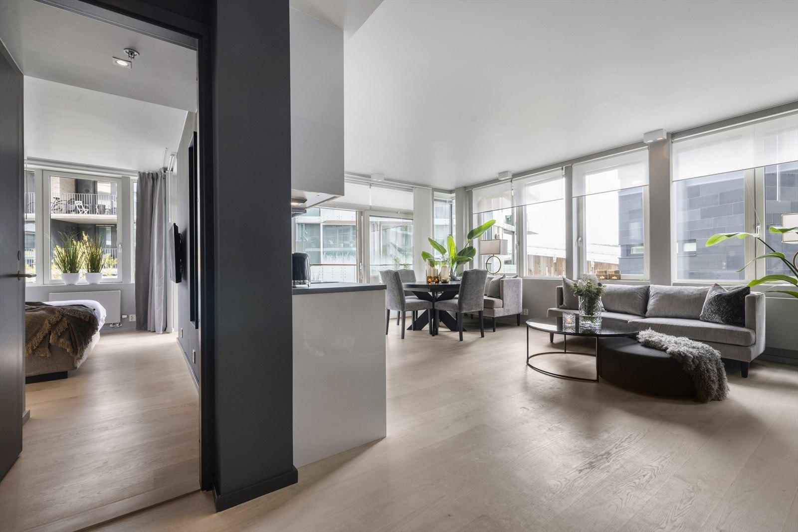 Stuen og deler av hovedsoverommet sett fra entreen. Legg merke til de store vindusflatene som gir masse dagslys. Galleribilde