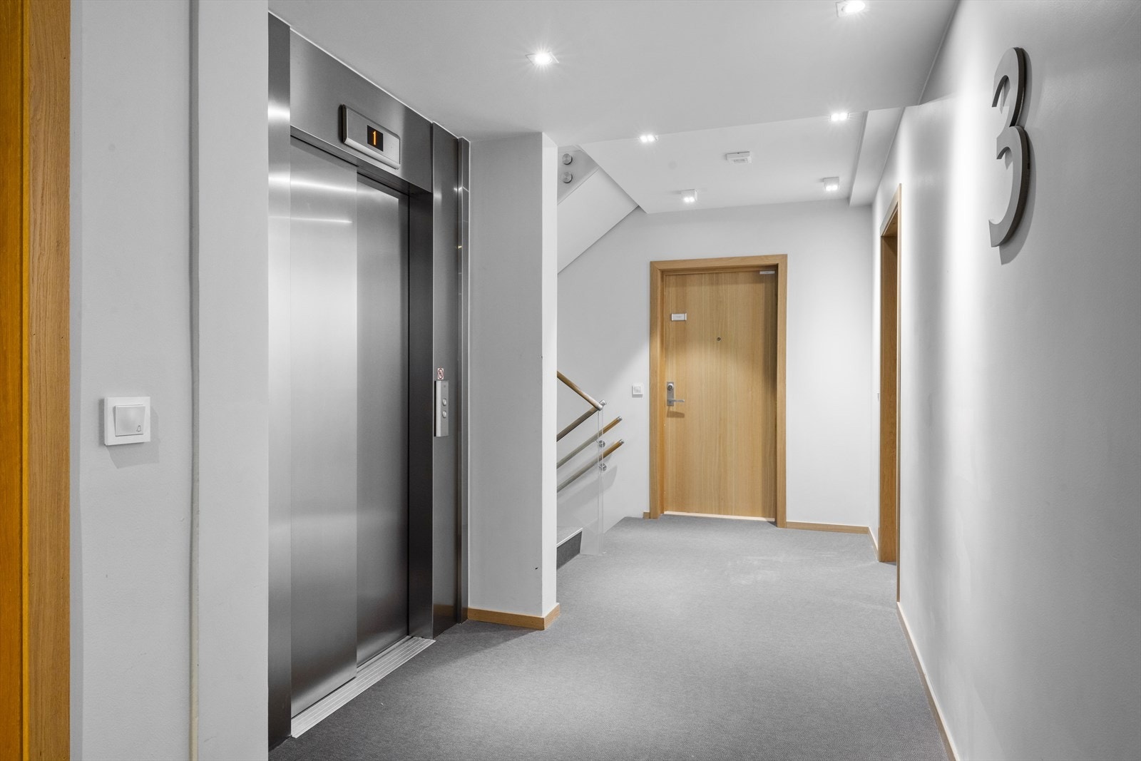 Det er heis i bygget som tar deg opp til takterrassen og ned til garasjen. Galleribilde