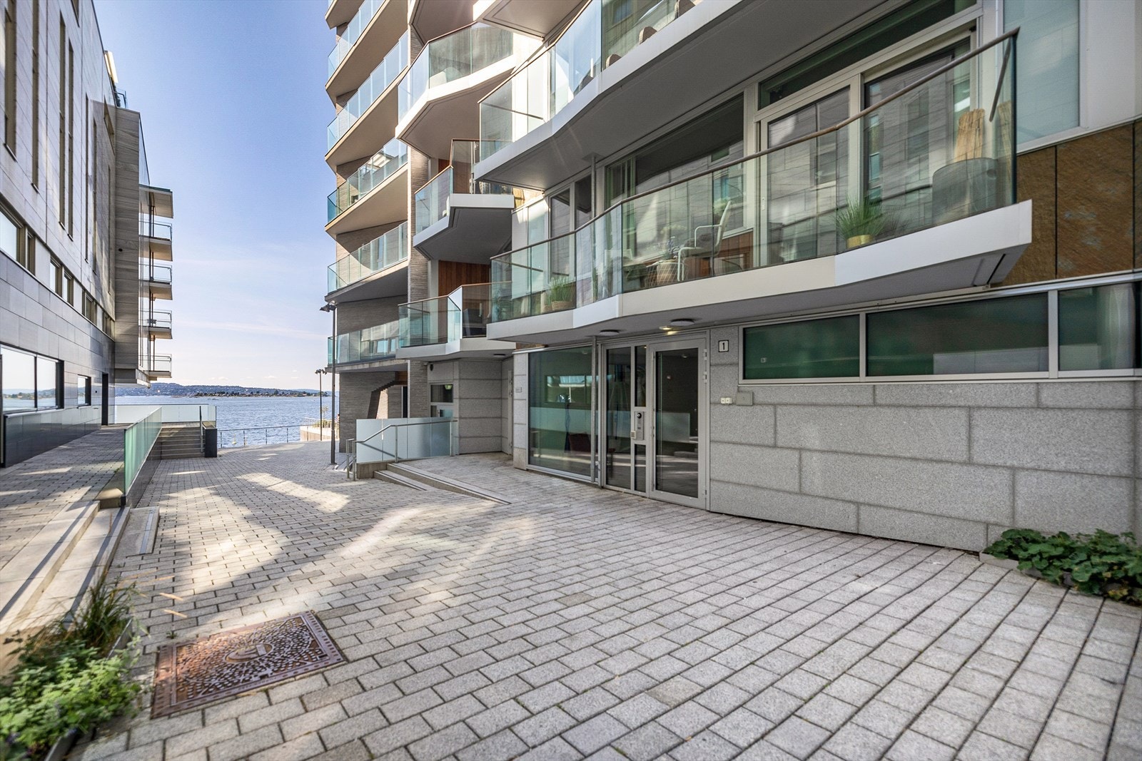 Meget kort avstand fra inngangen til bryggekanten. Galleribilde