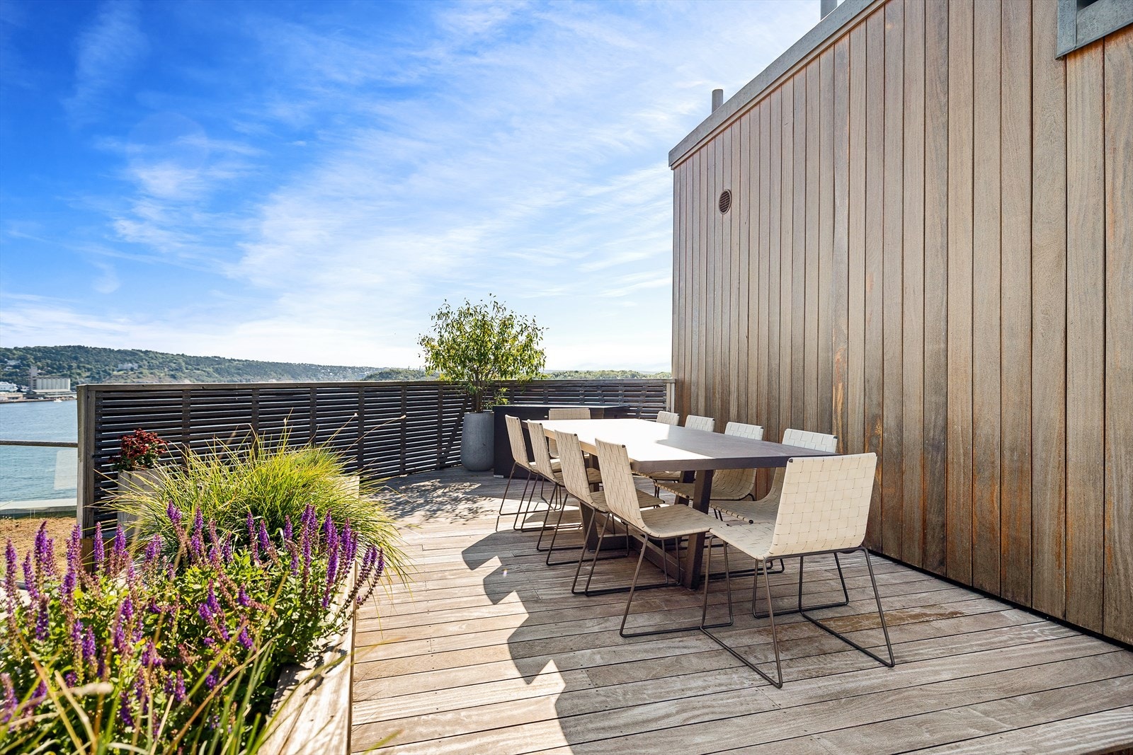 Stort spisebord på taket om man ønsker ta middagen her. Galleribilde