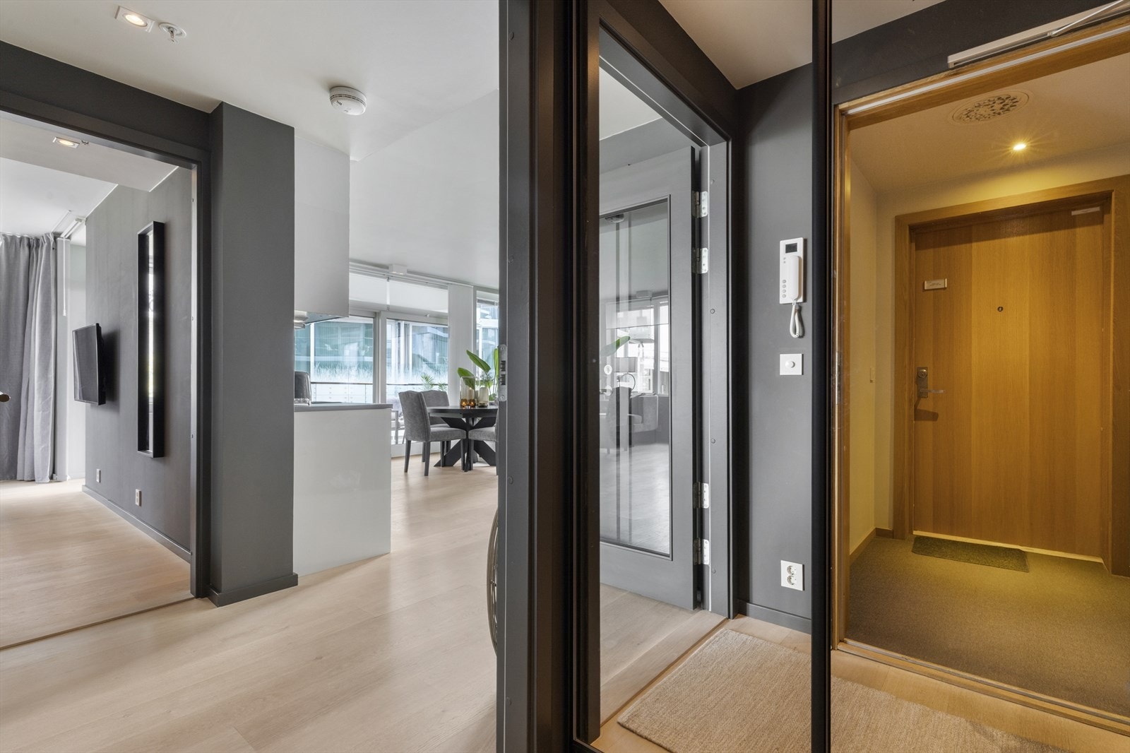 Allerede fra entreen legger du merke til det nydelige lyset i leiligehten. Galleribilde