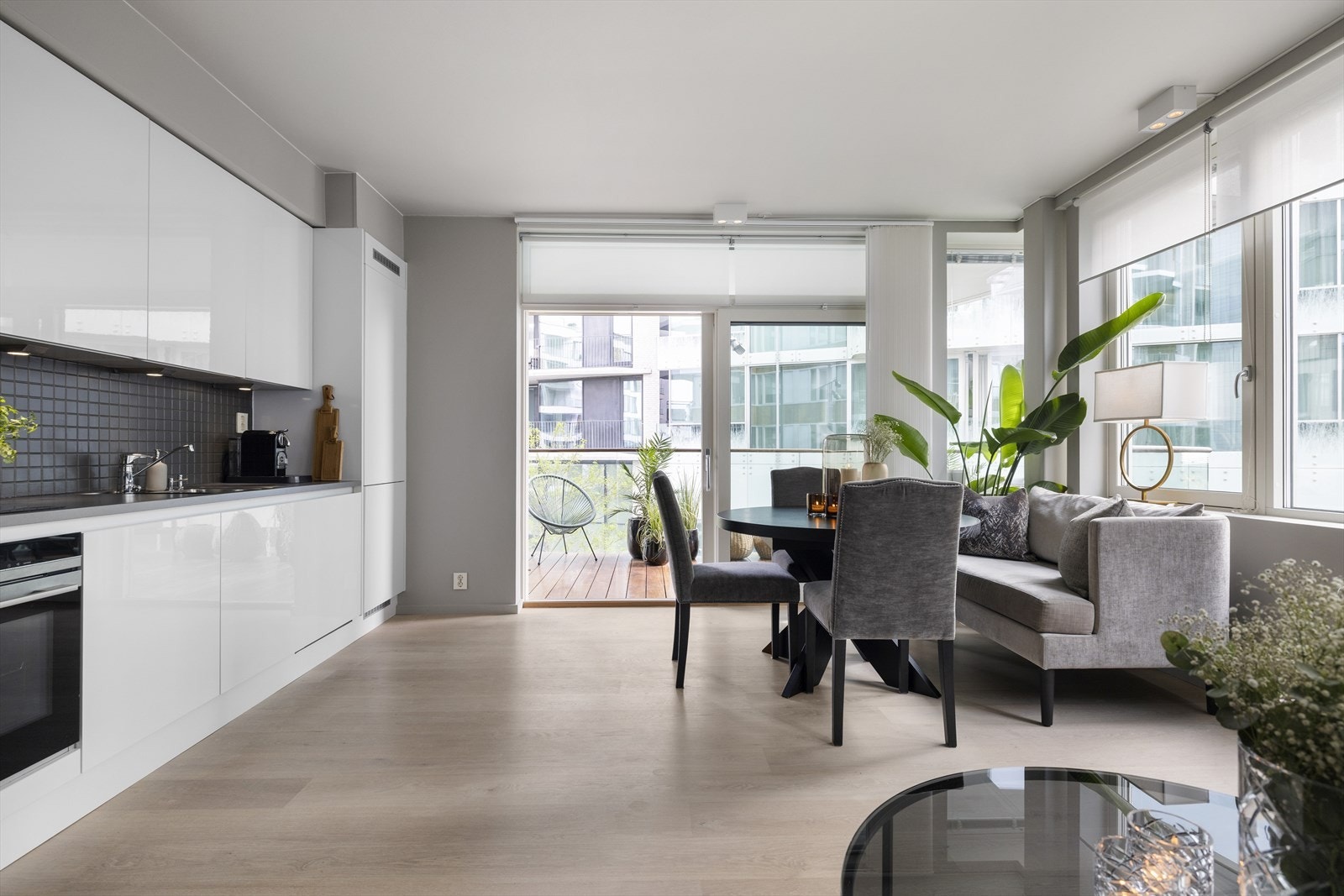 Leiligheten er meget smakfullt oppusset med lys enstavsparkett og moderne fargevalg. Galleribilde