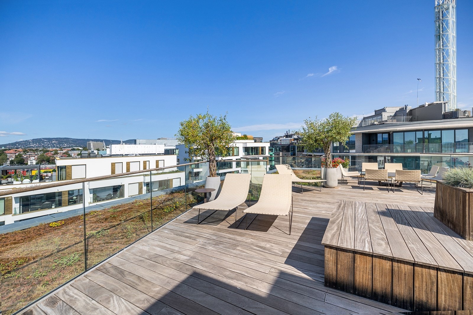 Sameiet har en vanvittig flott takterrasse med flere sittegrupper. Galleribilde