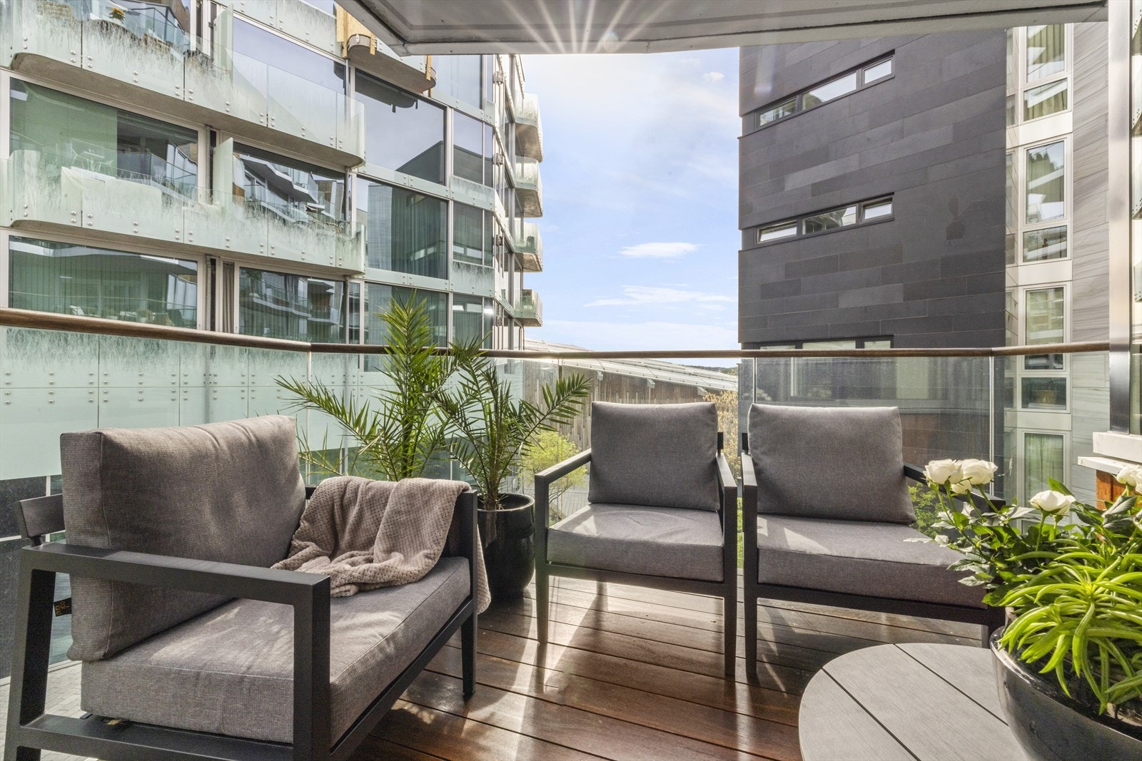 Stor balkong på 13 kvm med hyggelig utsyn. Galleribilde