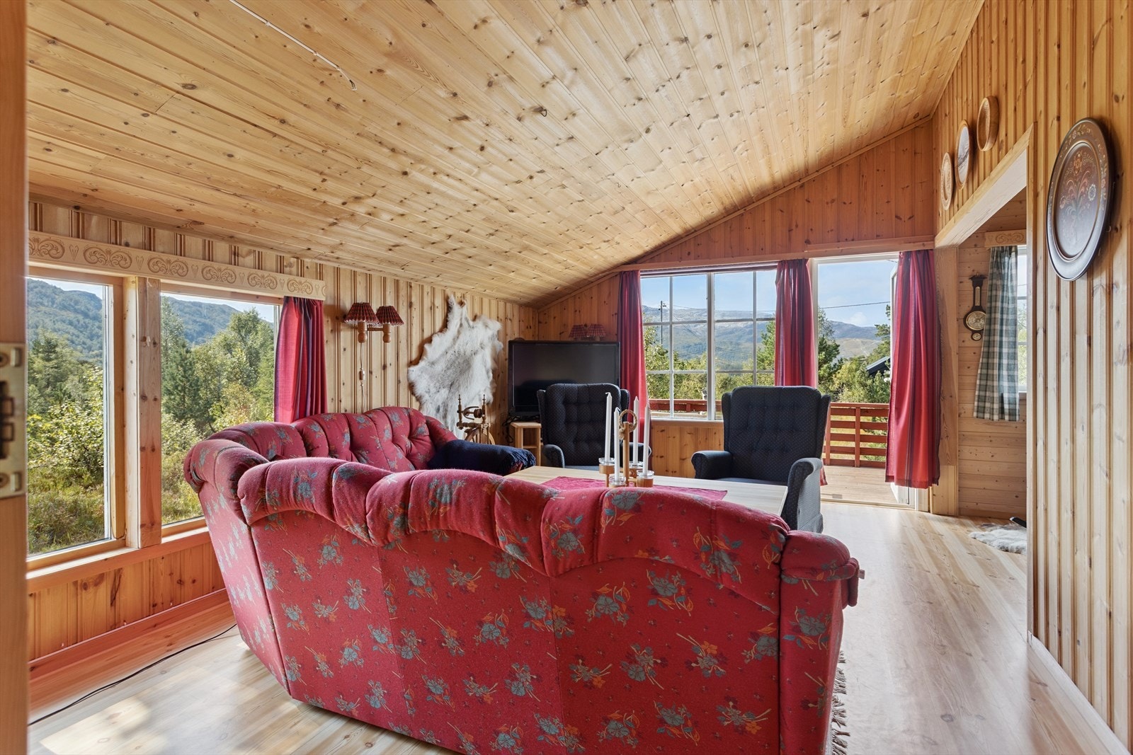 - Hytten inneholder entré, 4 soverom, stue, stue/kjøkken, bad og 2 boder - Galleribilde