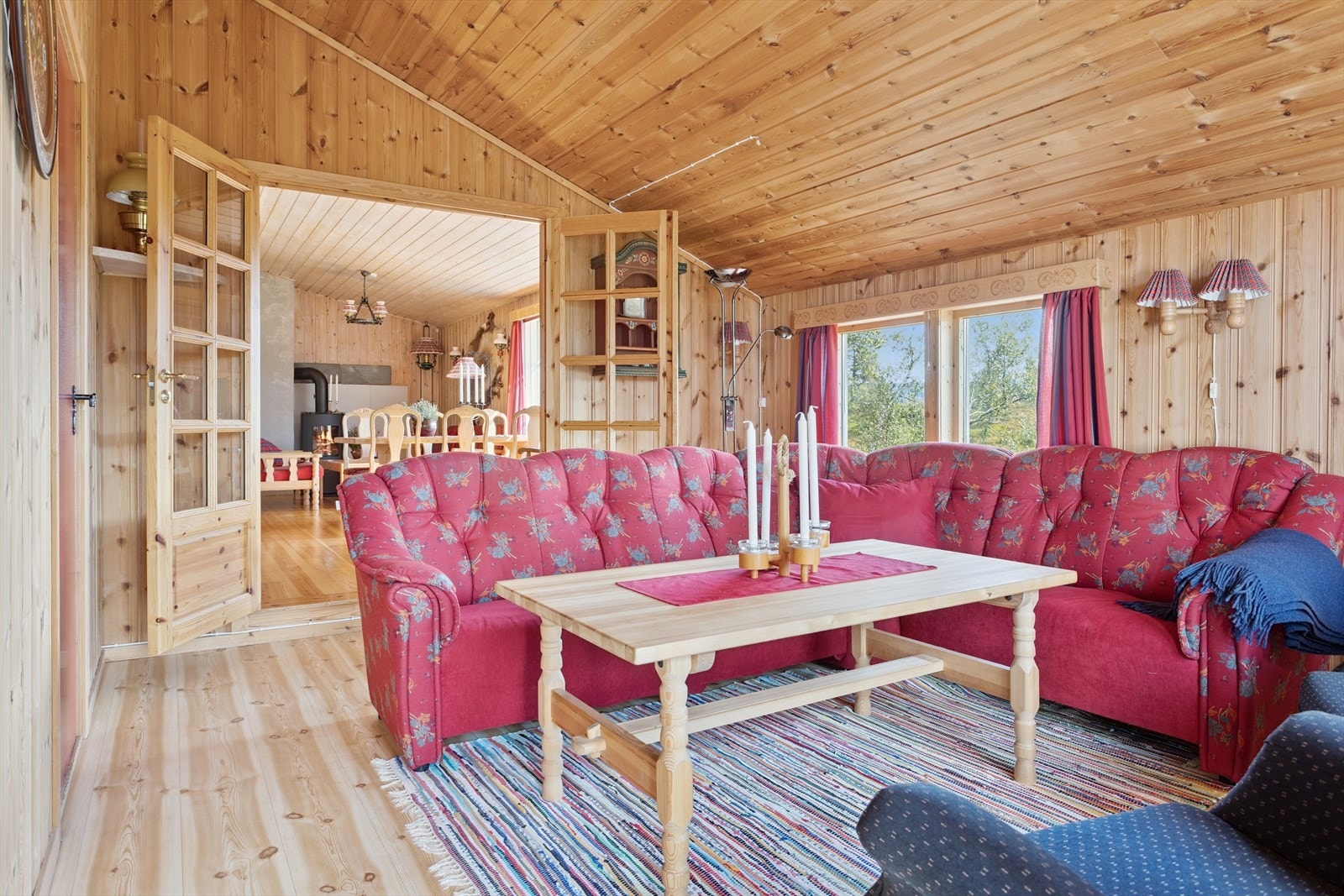 - God takhøyde på inntil 2,96m. Kombinert med vindusflater vendt mot ulike himmelretninger får du en luftig romfølelse - Galleribilde