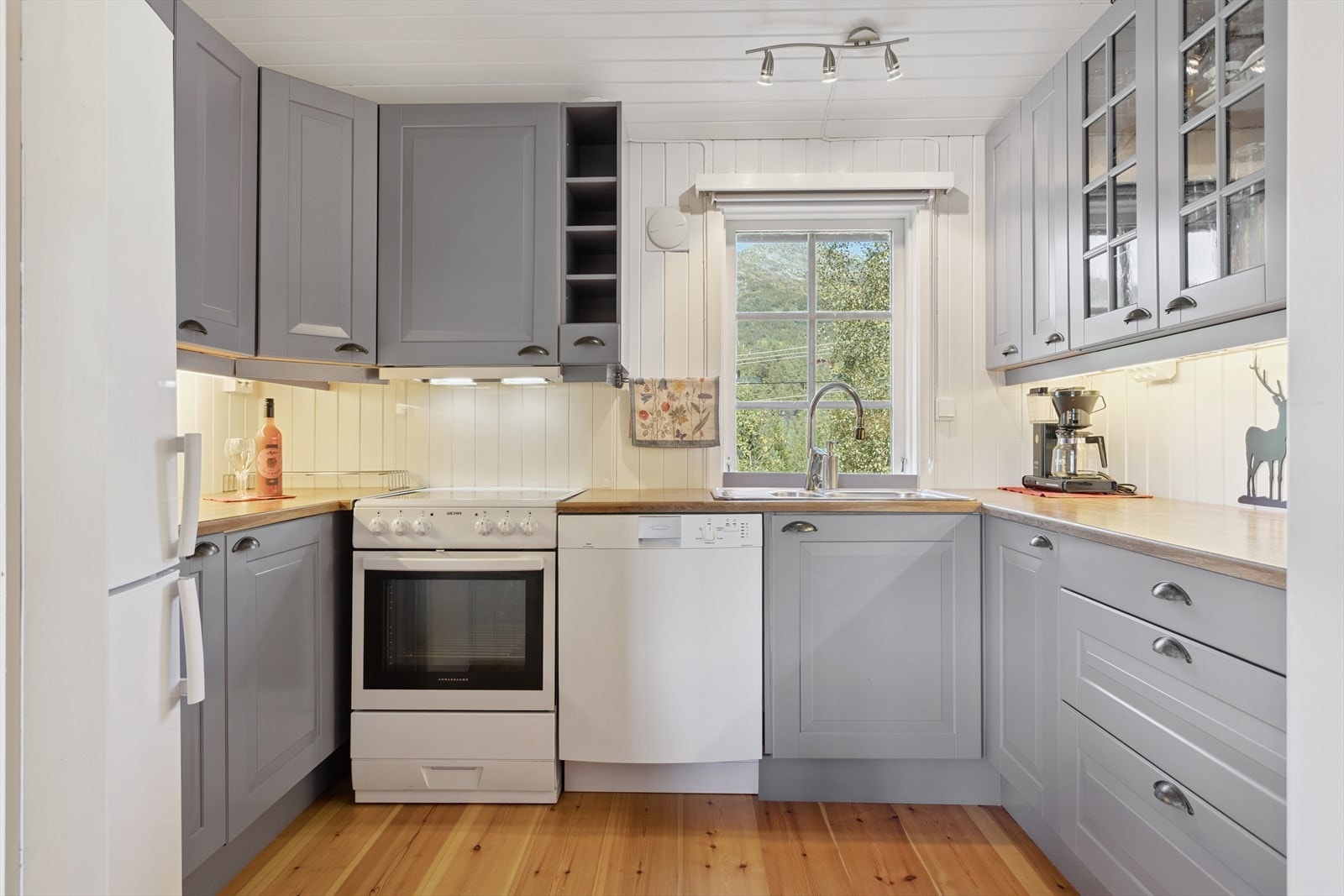 - Sjarmerende kjøkken (nytt i 2009) fra kvalitetsleverandøren Sigdal. Merk at alle hvitevarer på kjøkken medfølger - Galleribilde