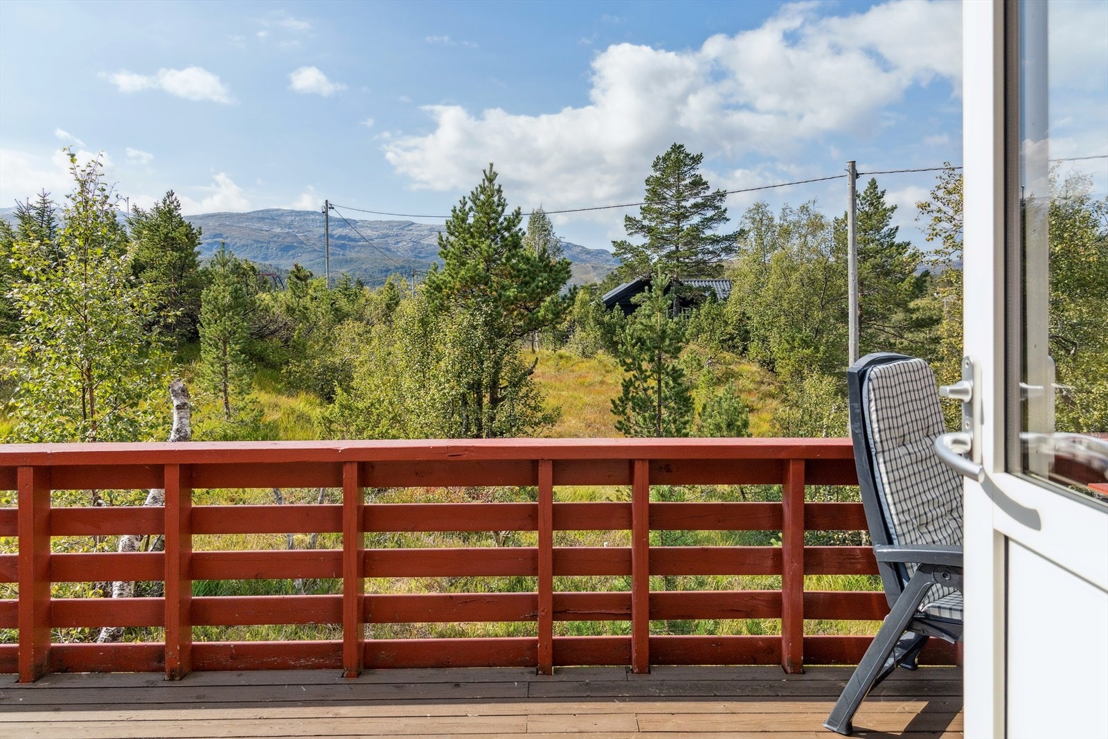 - Nyt flott utsikt til omkringliggende fjell og nærområdet ellers - Galleribilde