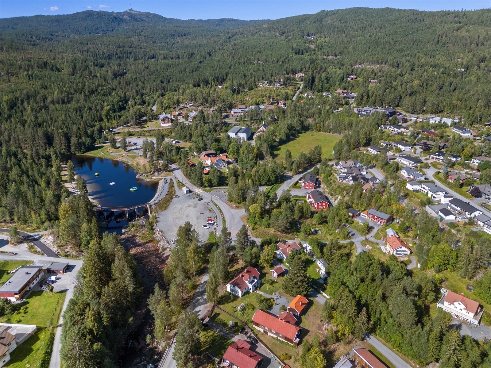Saggrenda er et populært boligområde med passe avstand til byens puls. Det er ca 7 km inn til sentrum. Galleribilde