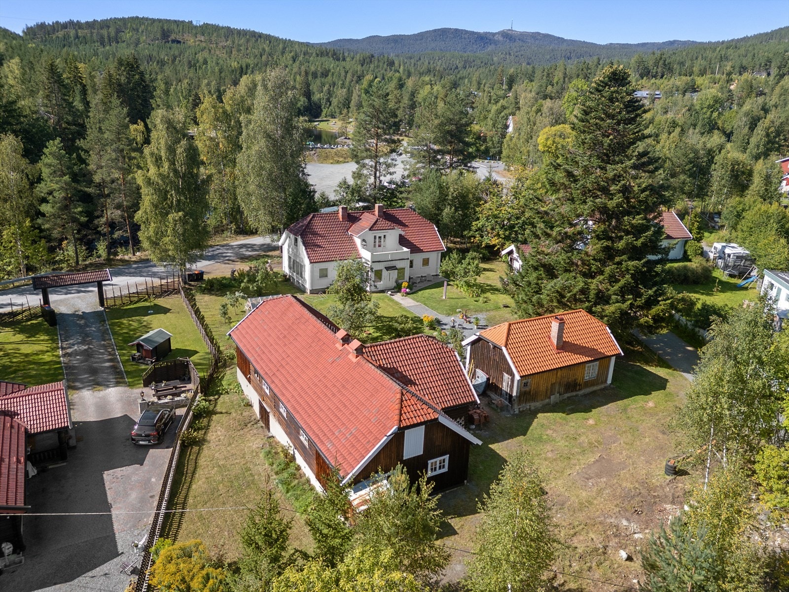 Rett over veien for eiendommen, finner man populære Saggrenda badedam. Og like bak denne igjen, finner man Sakkerhusene, gruvene, og populære Knutehytta og Knutetoppen med flotte turmuligheter, fiske- og badevann. Galleribilde