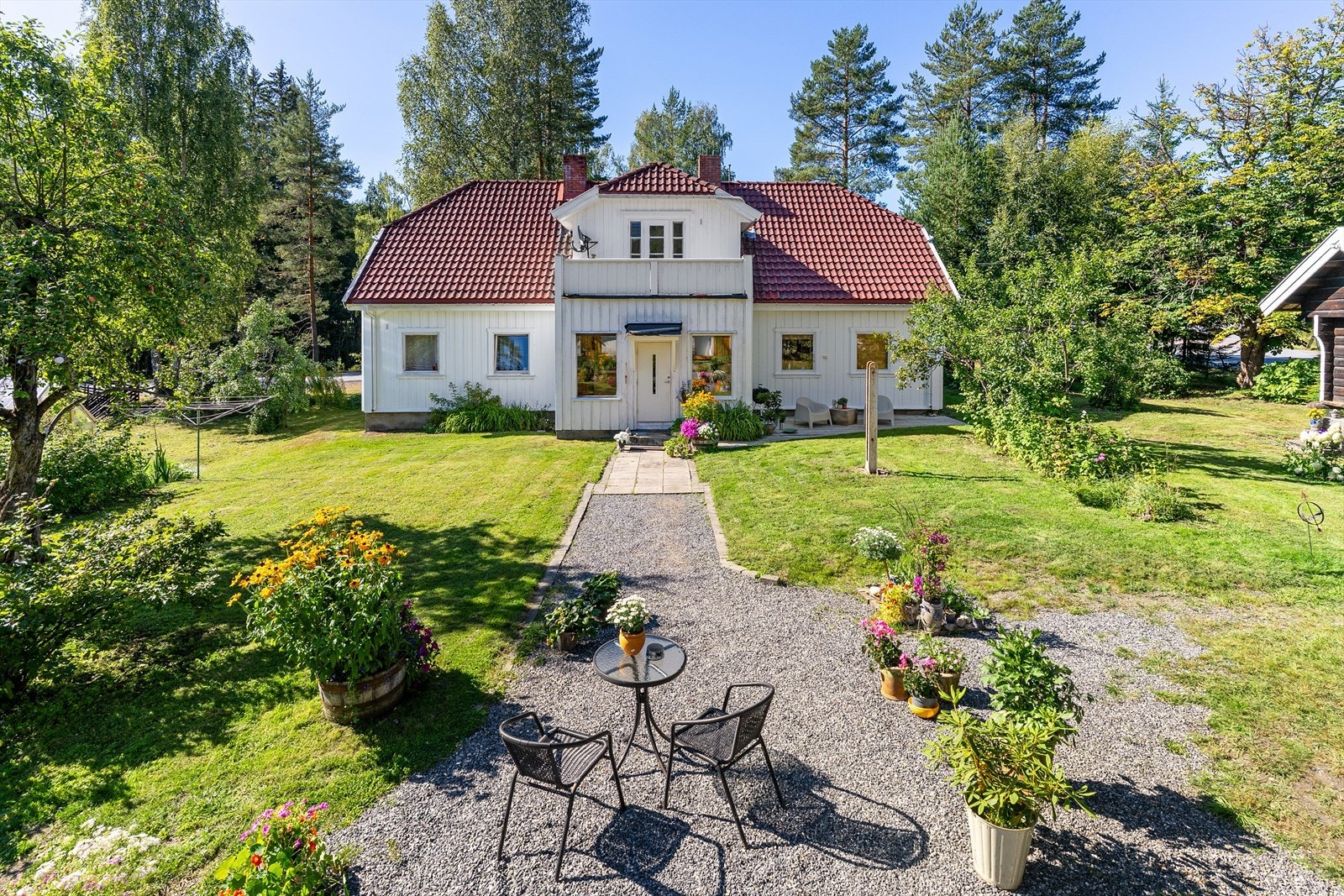 En historisk og sjelden tun-eiendom, bestående av både hovedhus, stabbur, låve og bryggerhus. Galleribilde