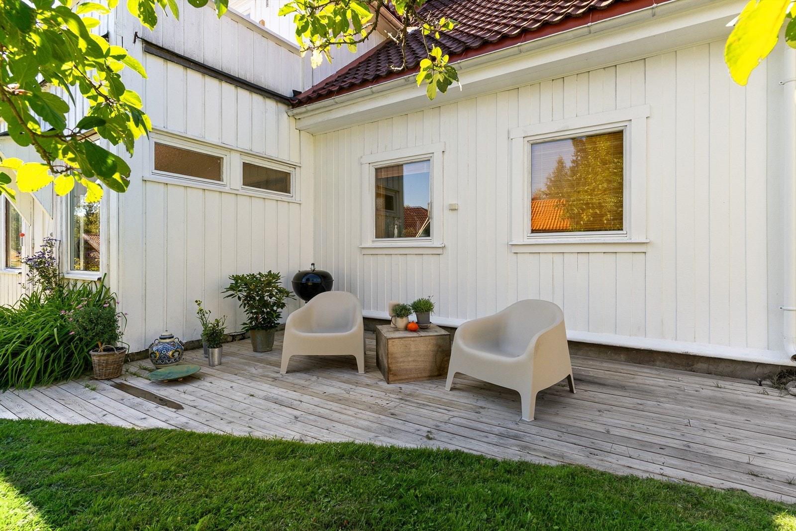 Det er ulike soner og sittegrupper utendørs, og her kan man enkelt flytte seg etter sol og skygge, alt etter hva man måtte ønske. Tomta er forholdsvis flat og fin, hvilket gir god utnyttelsesmulighet og gode solforhold. Galleribilde