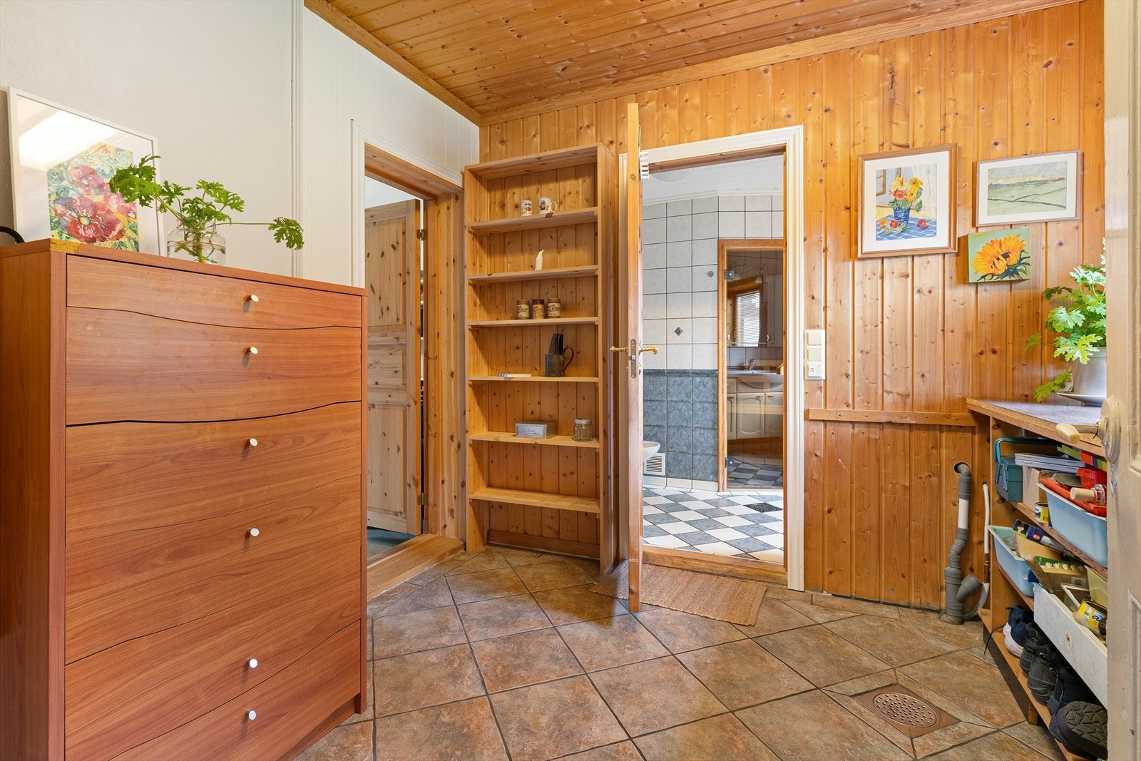 Mellomgang / vaskerom før baderom. Galleribilde