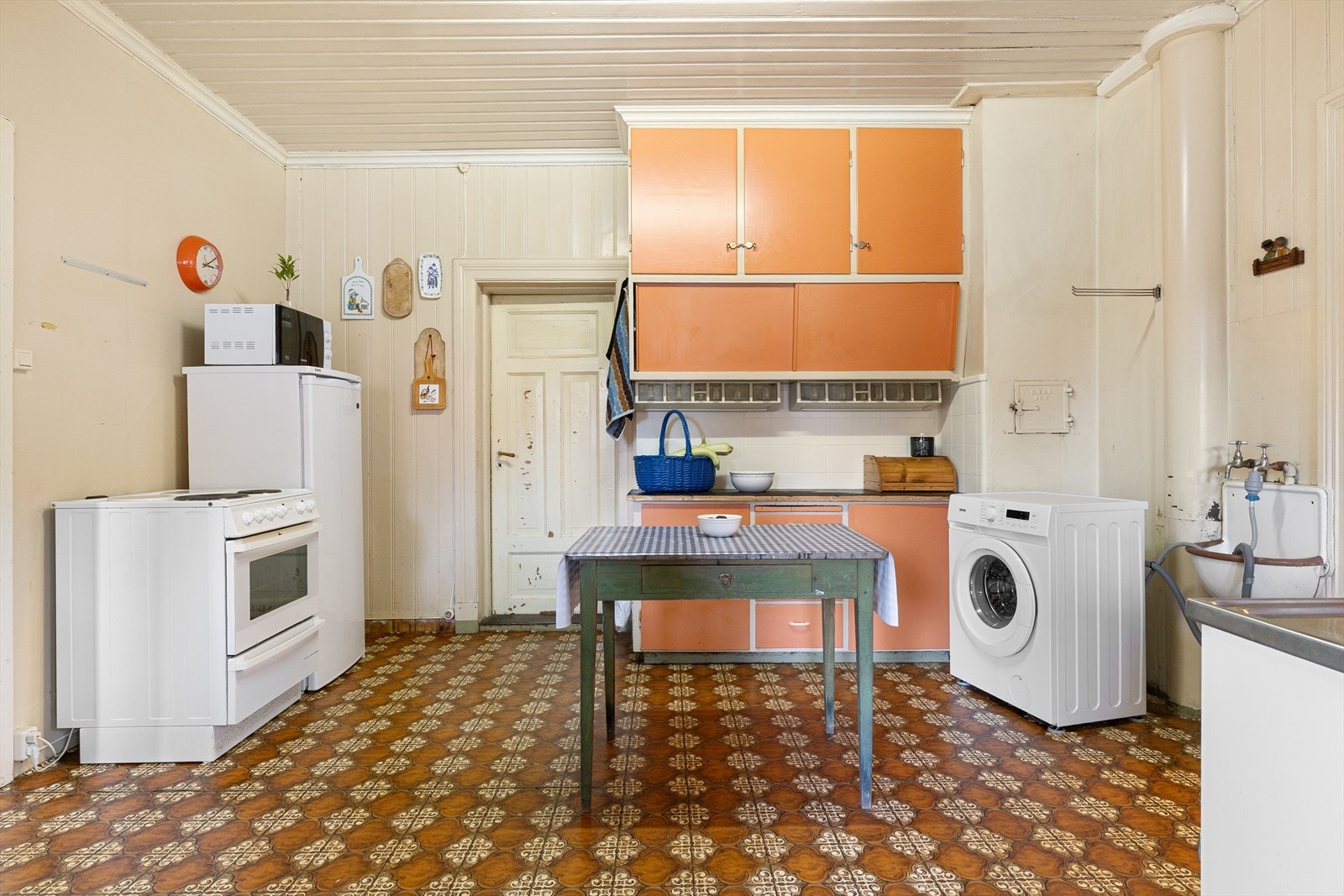 Kjøkkenrommet i boligen er av god størrelse, utstyrt med eldre kjøkkeninnredning. Galleribilde