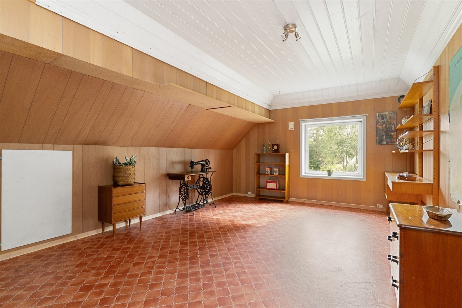 Kneloftene gir god lagringsmulighet. Galleribilde