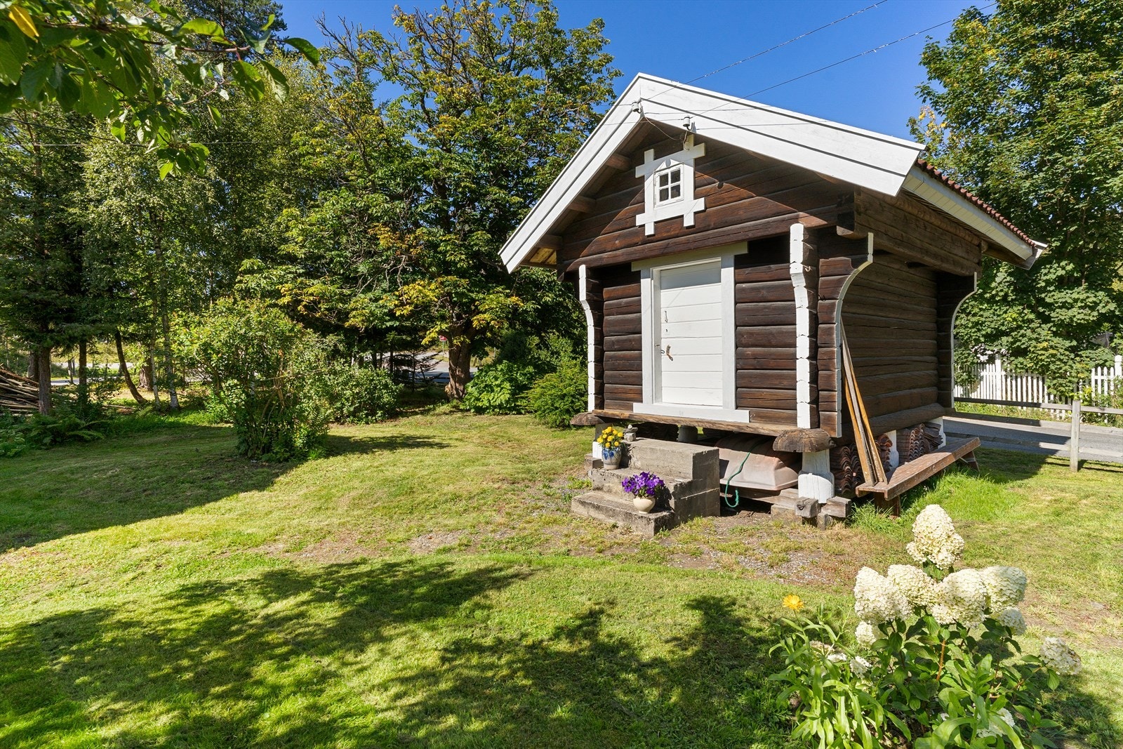 Eiendommen er også utstyrt med et eldre stabbur. Her er bruksmulighetene mange, og bare kreativiteten setter grensene for hva man kan ha av ulike hobbyprosjekter på eiendommen. Galleribilde
