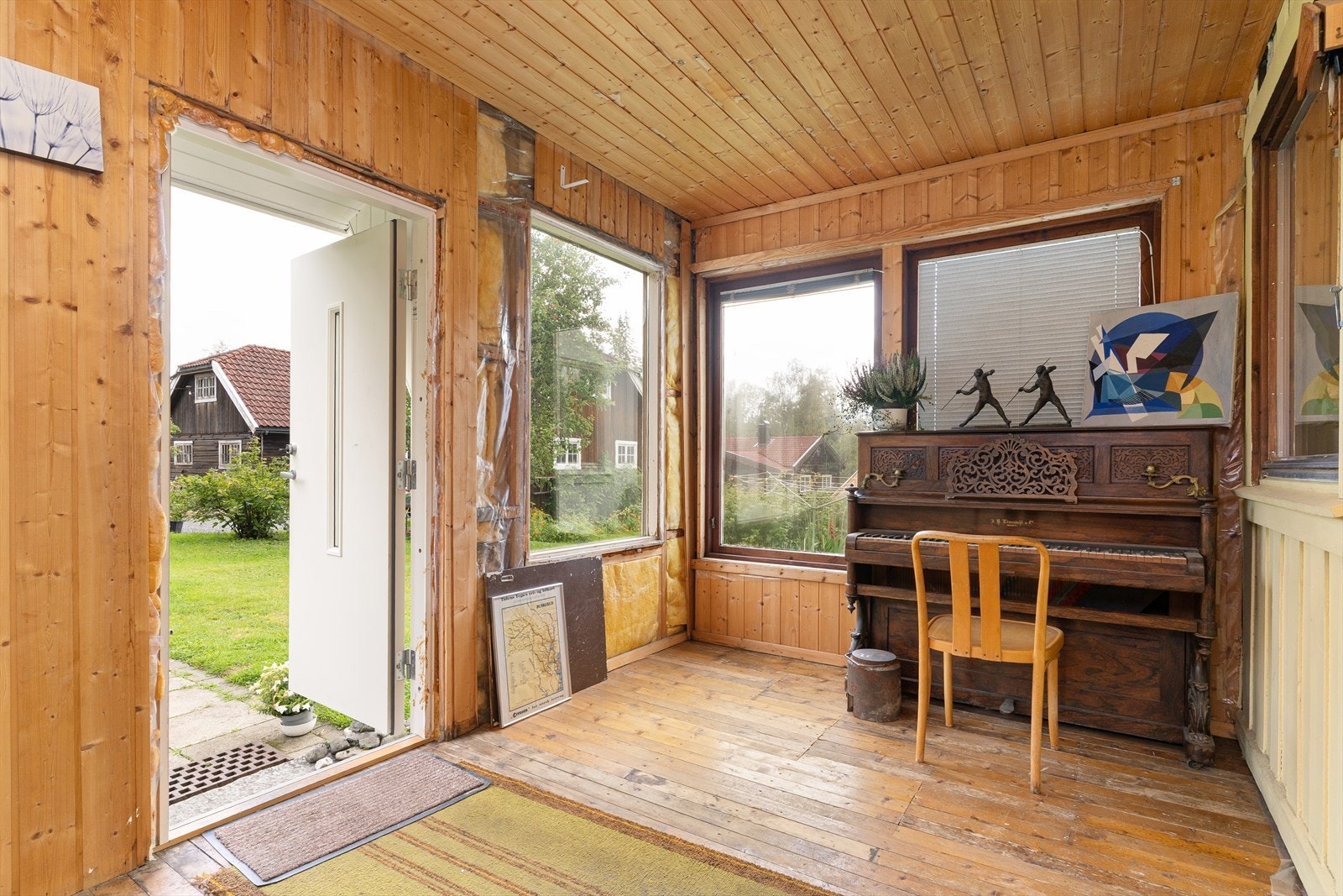 Vindfang og gang, dels innredet, på utsiden av kjøkkenet. Galleribilde