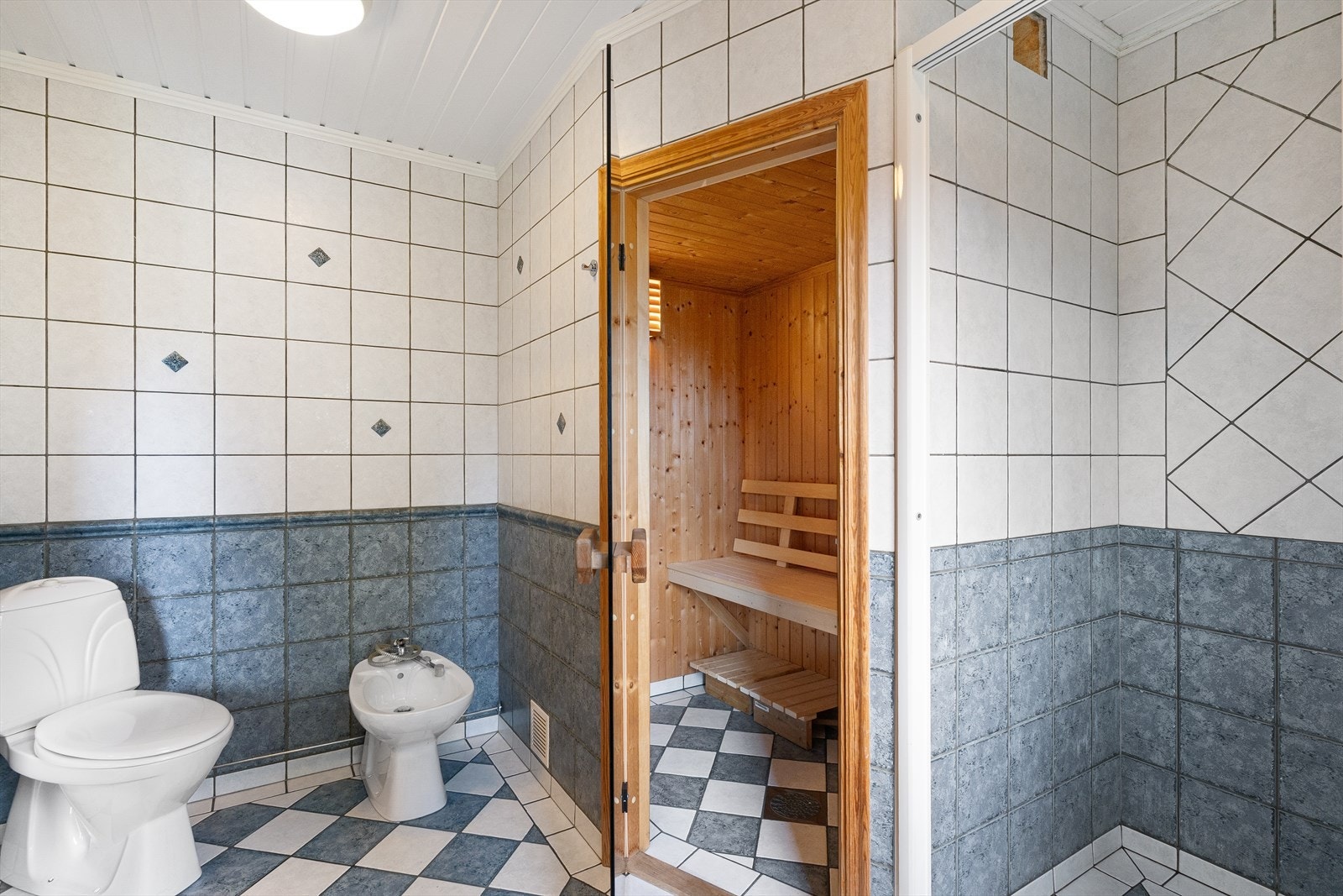 Badet er videre utstyrt både med toalett og bidè. Galleribilde